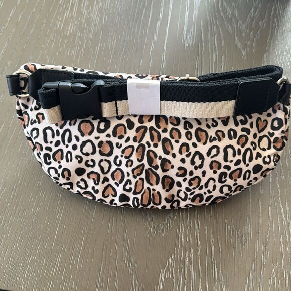 BRIGHTON Wild Cat Leopard Animal Print Crossbody Fanny Pack Belt Bag Casual NWOT - Picture 2 of 12